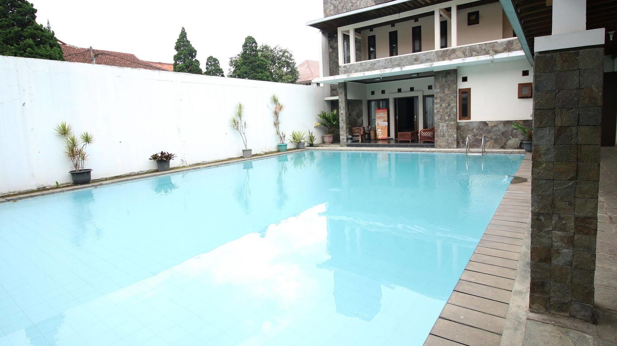 Zen Rooms Grand Hotel Lembang Exteriör bild