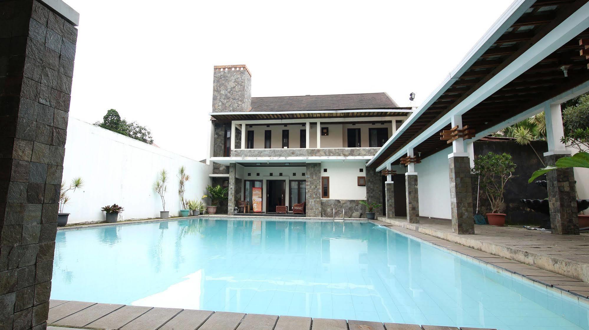 Zen Rooms Grand Hotel Lembang Exteriör bild