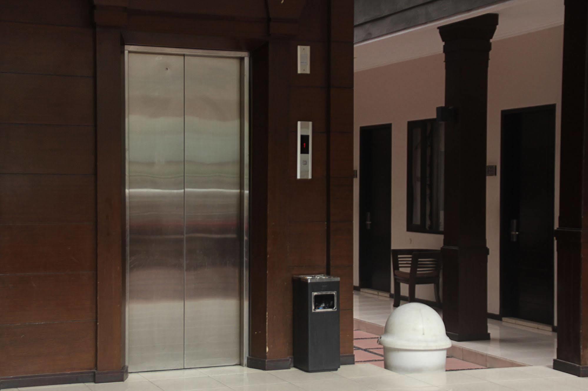 Zen Rooms Grand Hotel Lembang Exteriör bild